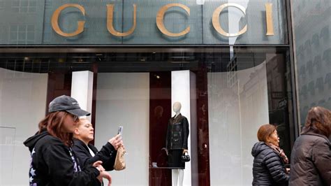 arbeiten bei gucci erfahrungen|Gucci als Arbeitgeber: Gehalt, Karriere, Benefits .